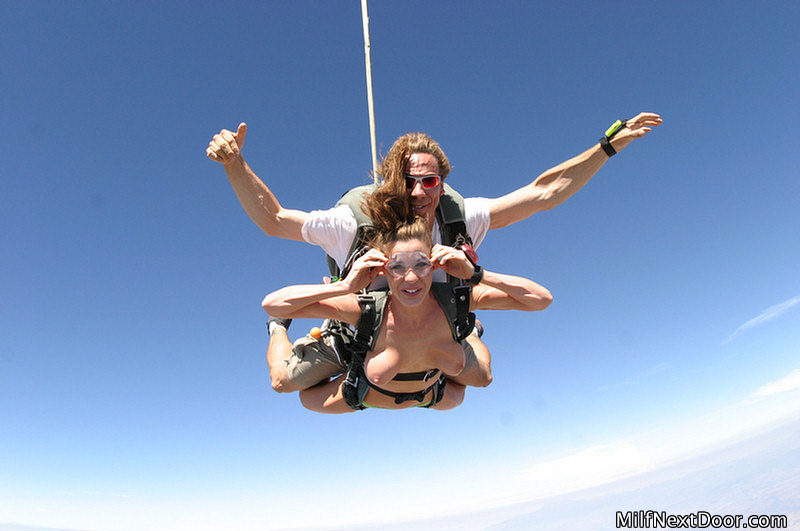 Sexy Skydiving